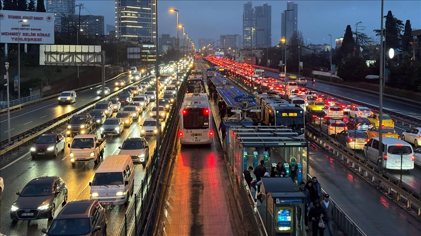 İstanbul'da trafik yoğunluğu iş çıkış saatleri ile beraber yüzde 80'e kadar çıktı