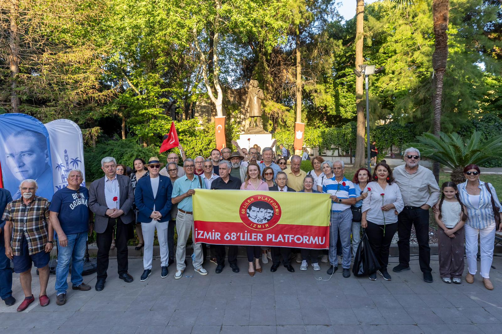 nazim-hikmet-konakta-heykeli-basinda-duzenlenen-torenle-anildi-1