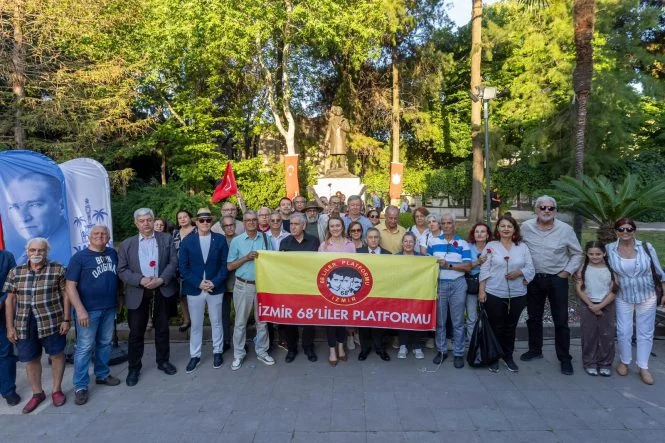 nazim-hikmet-konakta-heykeli-basinda-duzenlenen-torenle-anildi-1